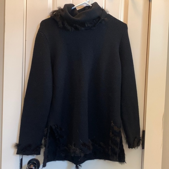 𝅺🌟🌟🌟 Doncaster black merino wool, silk, cashmere sweater with rabbit fur trim - Picture 1 of 10